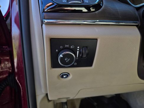 Used 2019 Jeep Grand Cherokee Overland AWD/4WD image 15