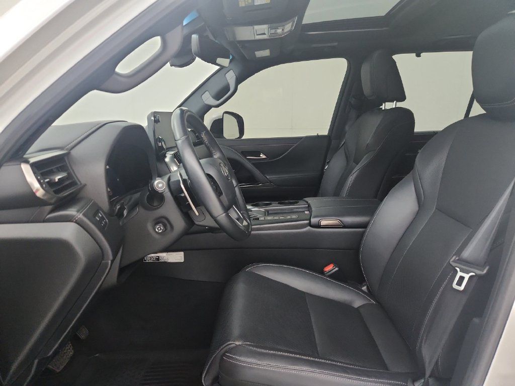 Used 2024 Lexus LX 600 4WD w/ Luxury Package image 19