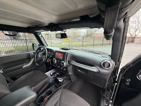 Used 2016 Jeep Wrangler Unlimited Sahara w/ Connectivity Group image 12