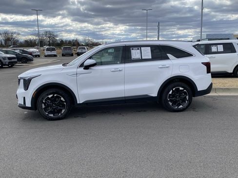 Used 2024 Kia Sorento S image 4