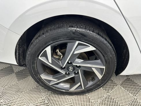 Used 2025 Hyundai Elantra Limited image 18