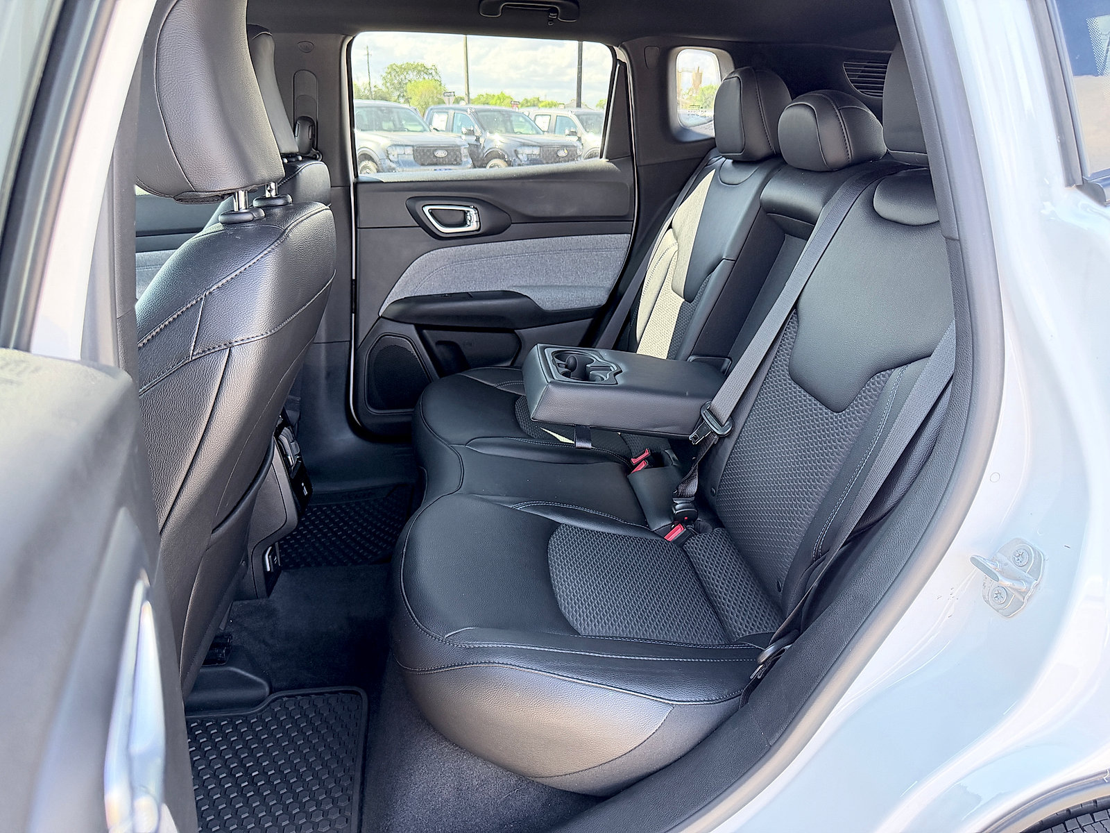 Used 2024 Jeep Compass Latitude w/ Convenience Group AWD/4WD image 19
