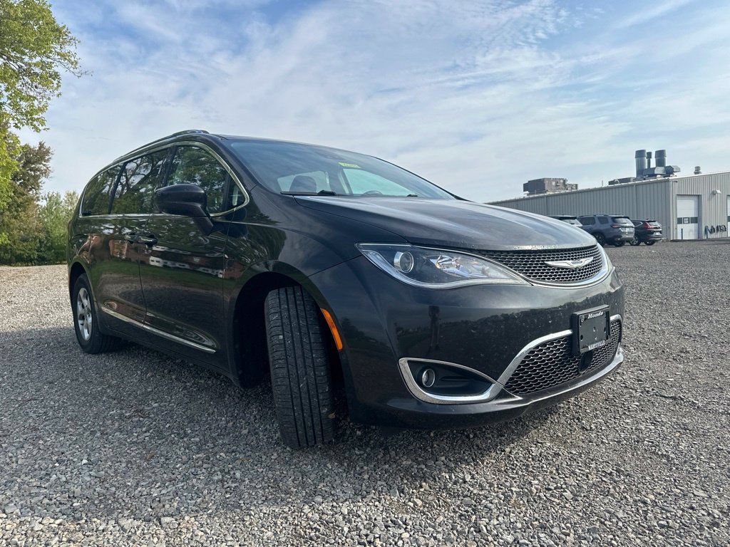 Used 2017 Chrysler Pacifica Touring-L Plus w/ Advanced Safetytec Group FWD image 11