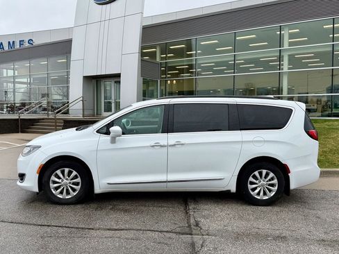 Used 2017 Chrysler Pacifica Touring-L FWD image 3