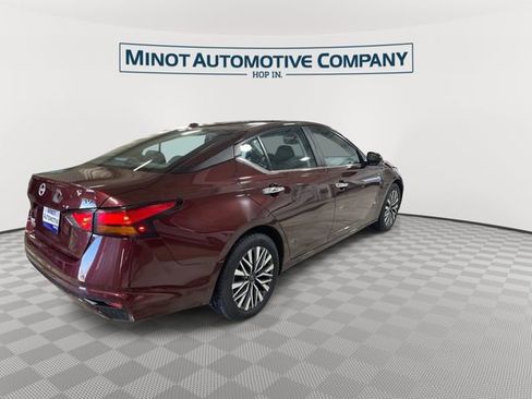 Used 2024 Nissan Altima 2.5 SV FWD image 8