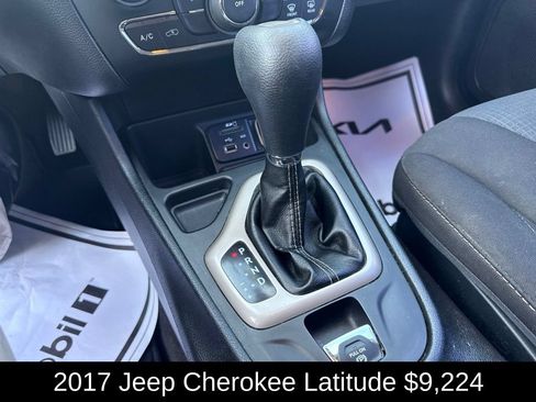 Used 2017 Jeep Cherokee Latitude FWD image 29