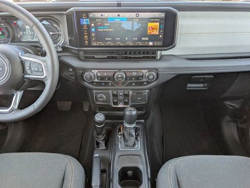 Used 2025 Jeep Wrangler Unlimited Sahara image 7