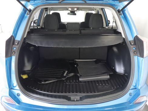 Used 2018 Toyota RAV4 LE w/ All Weather Liner Package AWD/4WD image 18