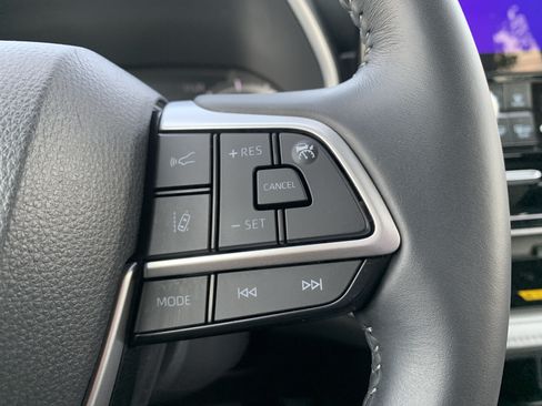 Used 2025 Toyota Highlander XLE AWD/4WD image 20