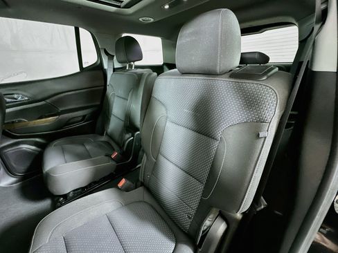 Used 2023 GMC Acadia SLE w/ Driver Convenience Package FWD image 23