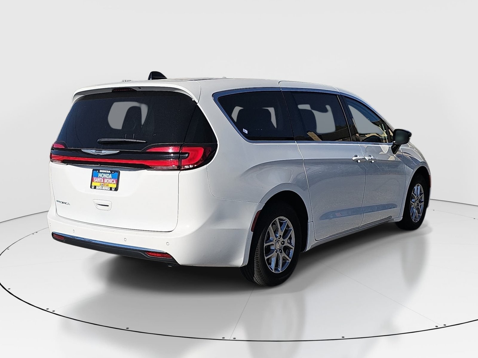 Used 2024 Chrysler Pacifica Touring-L FWD image 5