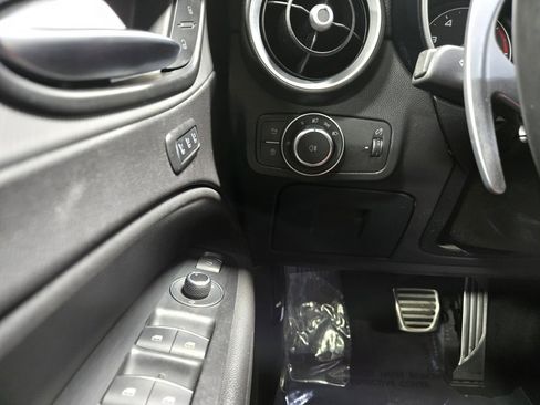 Used 2022 Alfa Romeo Stelvio Veloce image 14