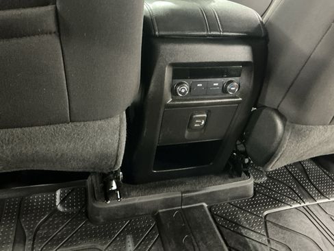 Used 2023 Chevrolet Traverse LT FWD image 12