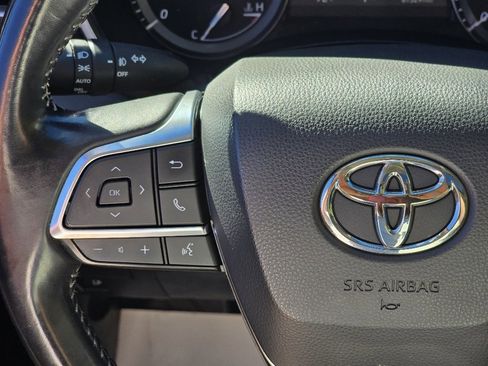 Used 2021 Toyota Highlander XLE image 17