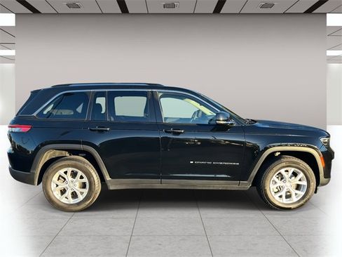 Used 2023 Jeep Grand Cherokee Limited image 2