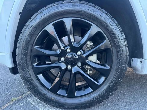 Used 2019 Jeep Grand Cherokee Altitude image 17