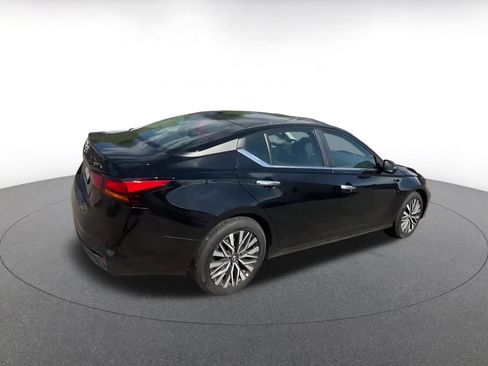 Used 2025 Nissan Altima 2.5 SV FWD image 14