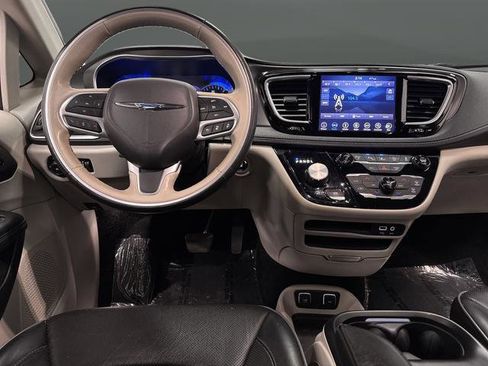 Used 2019 Chrysler Pacifica Limited image 5