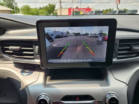 Used 2022 Ford Explorer XLT image 16