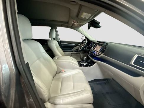 Used 2017 Toyota Highlander Limited Platinum image 31