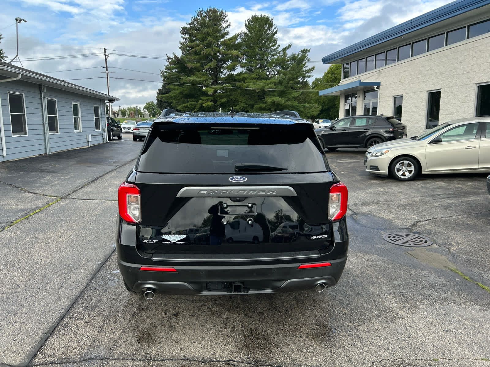 Used 2024 Ford Explorer XLT w/ Equipment Group 202A AWD/4WD image 5