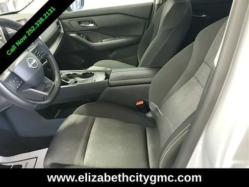 Used 2025 Nissan Rogue SV FWD image 3