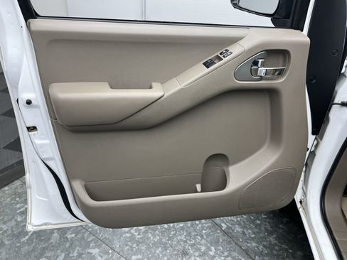 Used 2010 Nissan Frontier SE w/ SE Value Truck Pkg AWD/4WD image 7