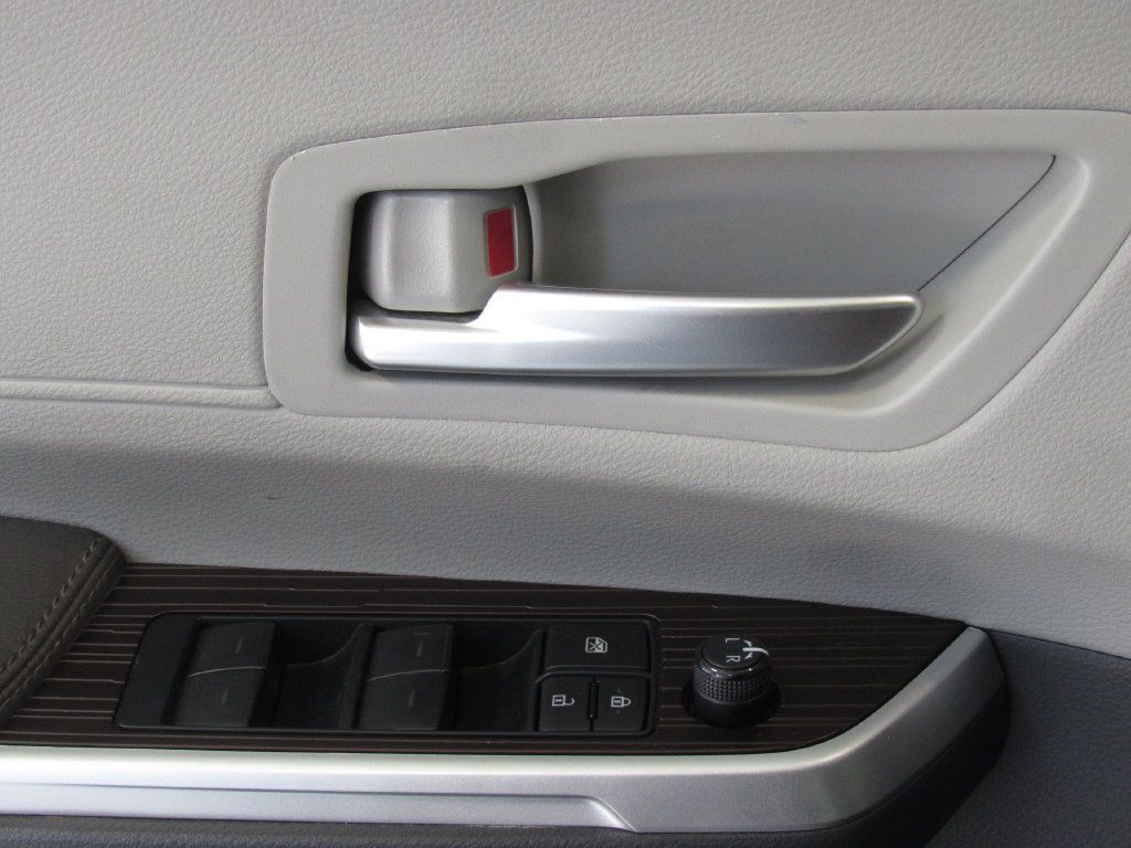 Certified 2024 Toyota Sienna XLE FWD image 37