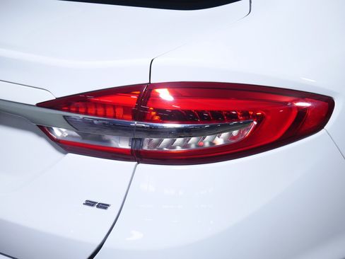 Used 2018 Ford Fusion SE FWD image 17