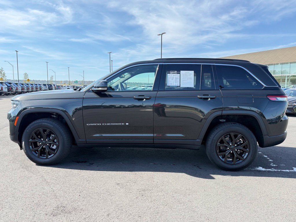 Used 2024 Jeep Grand Cherokee Limited AWD/4WD image 9