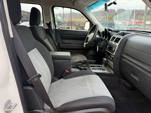 Used 2008 Dodge Nitro SXT image 19