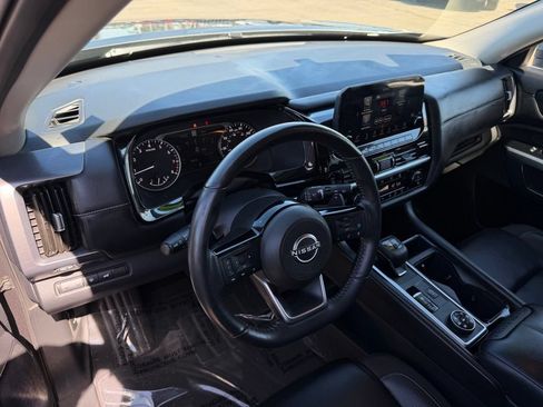 Used 2025 Nissan Pathfinder SL AWD/4WD image 18