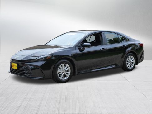 Used 2025 Toyota Camry LE w/ Convenience Package FWD image 3