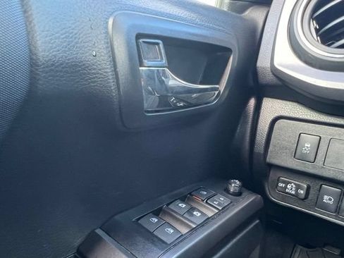 Used 2022 Toyota Tacoma TRD Off-Road AWD/4WD image 22