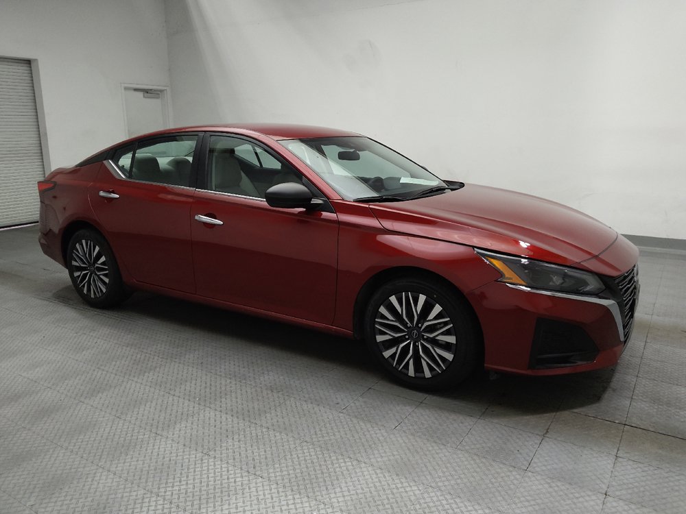 Used 2025 Nissan Altima 2.5 SV FWD image 11