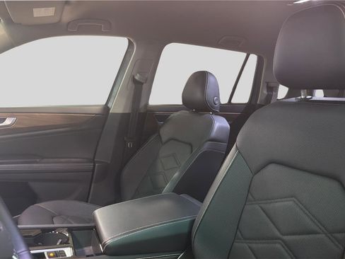 Used 2025 Volkswagen Atlas SE image 16