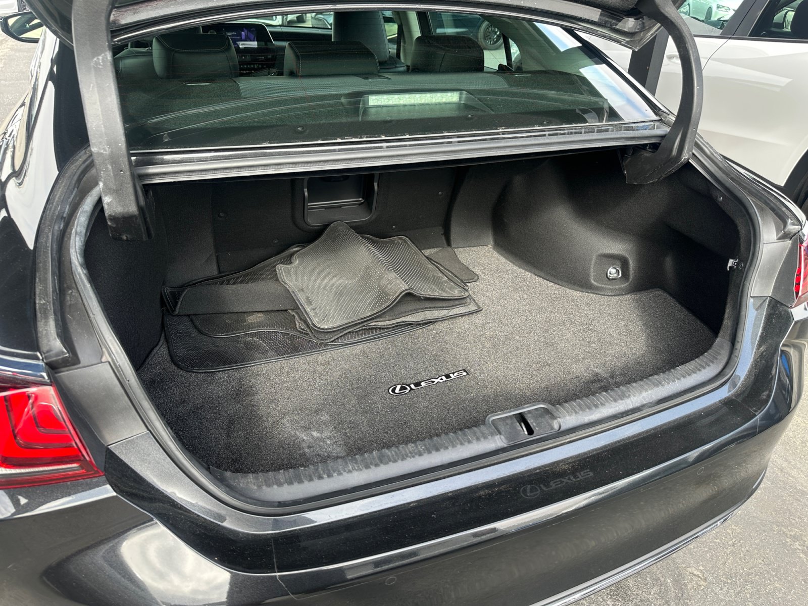 Used 2024 Lexus ES 300h w/ Premium Package FWD image 17