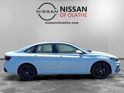 Used 2025 Volkswagen Jetta SE w/ Sunroof Package FWD image 29
