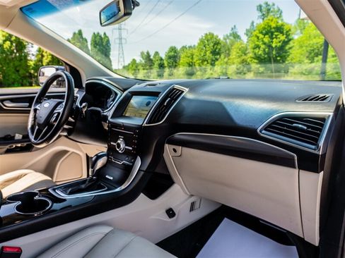 Used 2018 Ford Edge Titanium w/ Equipment Group 301A AWD/4WD image 18