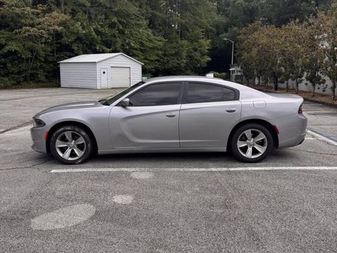 Used 2016 Dodge Charger SXT RWD image 3