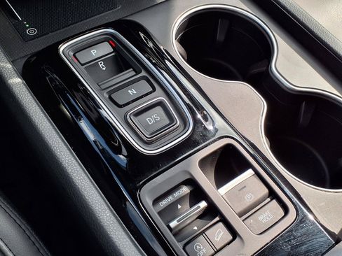 Certified 2025 Honda Pilot Touring image 12