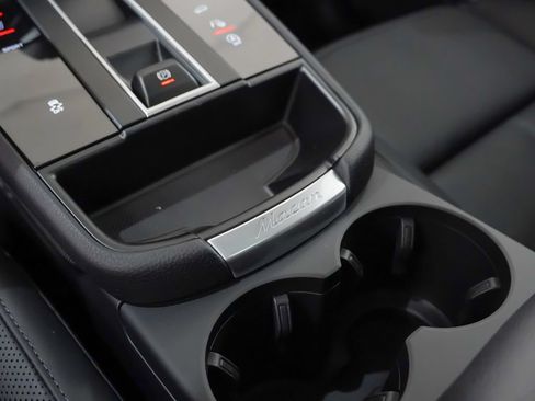 Certified 2026 Porsche Macan AWD/4WD image 30