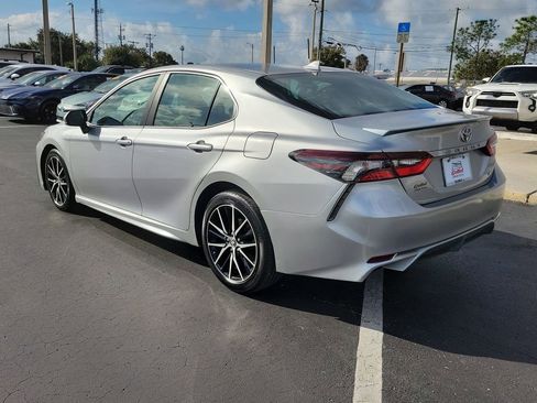 Used 2021 Toyota Camry SE image 4
