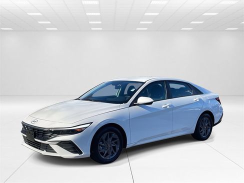 Certified 2024 Hyundai Elantra SEL image 3