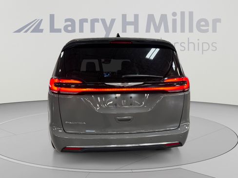 Used 2025 Chrysler Pacifica Select FWD image 4