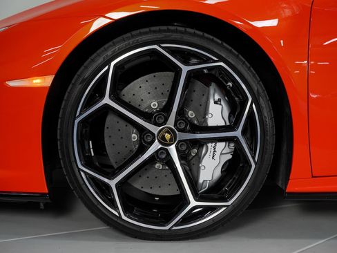 Used 2020 Lamborghini Huracan EVO RWD image 19