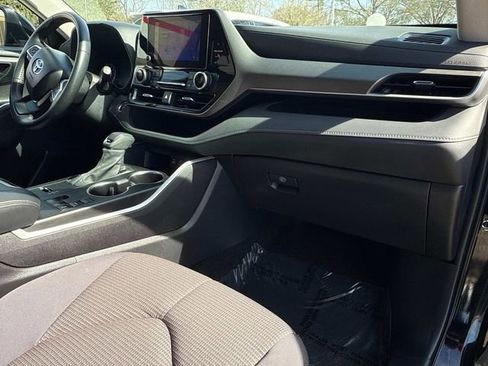 Used 2024 Toyota Highlander LE image 58