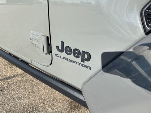 Used 2022 Jeep Gladiator Willys image 9