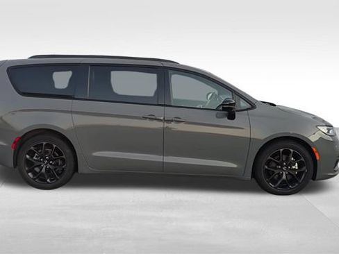 Used 2025 Chrysler Pacifica Limited FWD image 10