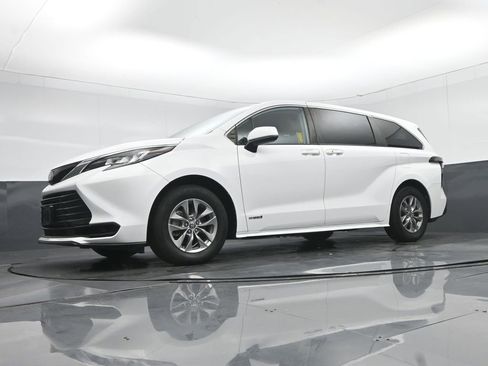 Used 2021 Toyota Sienna LE image 61